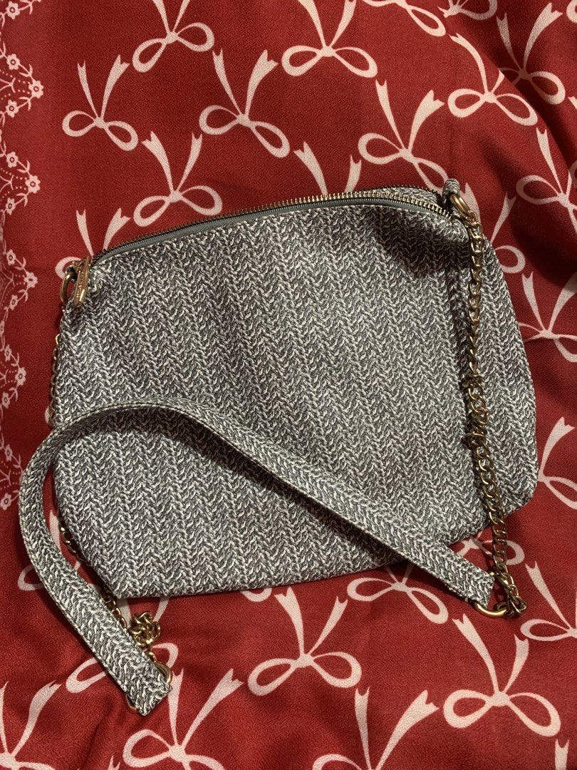 Grey Woven Shoulder Bag with Gold Chain (Category: Shoulder Bags) located in Manila. Submitted by elaitems (Listing ID 1447646206, Image 3). Description: - Will be wash before shipping ‼️ - Grey woven shoulder bag - Secure gold zipper closure - Two interior compartments - Elegant gold chain strap - Small gold logo plate on the front .
