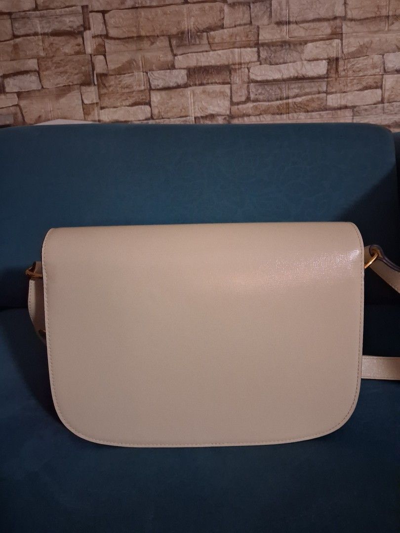 Gucci Horsebit (Rush!) (Category: Luxury Bags & Wallets) located in Quezon City. Submitted by dhexyoblepias (Listing ID 1447478984, Image 3). Description: - Chic cream leather handbag - Features a stylish gold horsebit clasp on the front flap - Adjustable strap with buckle details for a customized fit - Immaculate and clean interior - Versatile: ideal for everyday wear or dressing up for special occasions - Approximate dimensions: [insert dimensi