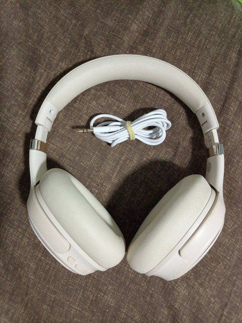 HAVIT White Over-Ear Headphones with Audio Cable (Category: Headphones & Headsets) located in Manila. Submitted by sainty.exe (Listing ID 1447593546, Image 1). Description: - White over-ear headphones - Padded earcups for comfort - Folds for easy storage and transport - Includes white audio cable - Ideal for music and podcasts on the go - Simple and functional design - Type-C charging port - Ship via Lalamove or JNT - No bluetooth connection, jus