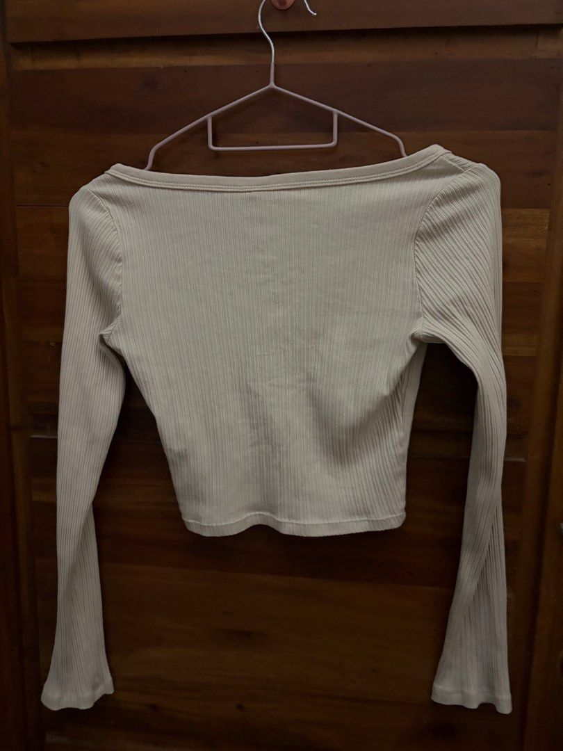H&M beige ribbed long-sleeve top (Category: Others Tops) located in Cebu City. Submitted by declutterie13 (Listing ID 1447652887, Image 2). Description: .