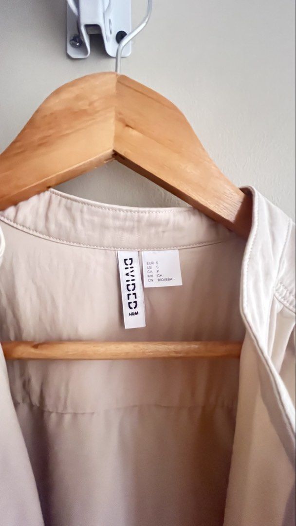 H&M Divided Beige Cropped Puff Sleeve Blouse (Category: Blouses) located in Manila. Submitted by mightystone_eb209a (Listing ID 1447490729, Image 3). Description: - Cute beige cropped blouse from H&M Divided - Features stylish puff sleeves - Button-up front for a customizable fit - Chic Mandarin collar - Lightweight fabric, ideal for warm weather - Versatile for casual or dressy looks - Pairs perfectly with high-waisted bottoms.