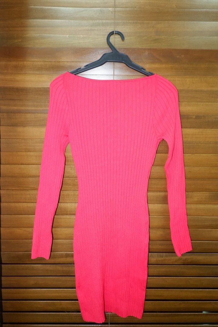 H&M Red Mini Dress (Category: Dresses) located in Manila. Submitted by ohwonus (Listing ID 1447596866, Image 3). Description: H&M red ribbed knit mini dress Figure-hugging ribbed knit with a flattering neckline and long sleeves. Soft stretch fabric that’s easy to dress up or down EUR S / US S / CA P / MX CH / CN / 160/88A.