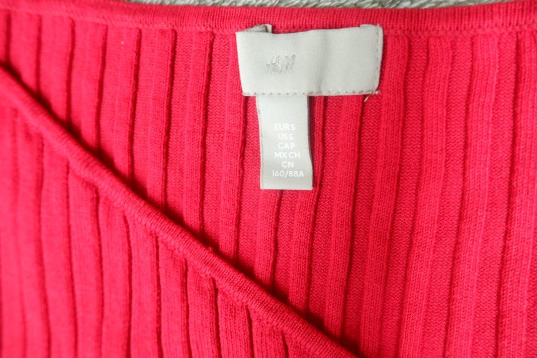 H&M Red Mini Dress (Category: Dresses) located in Manila. Submitted by ohwonus (Listing ID 1447596866, Image 2). Description: H&M red ribbed knit mini dress Figure-hugging ribbed knit with a flattering neckline and long sleeves. Soft stretch fabric that’s easy to dress up or down EUR S / US S / CA P / MX CH / CN / 160/88A.