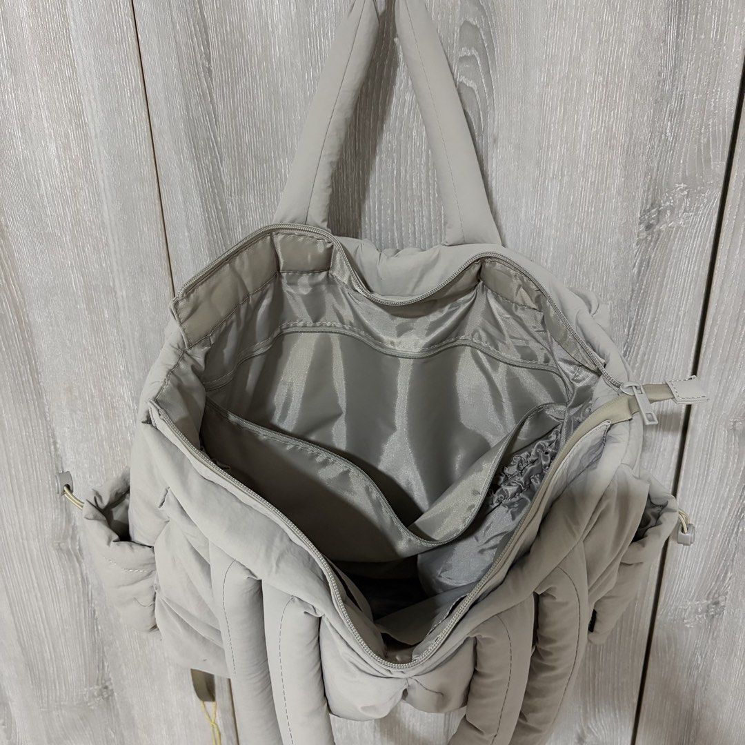 HOOGAA - Commute Haley Bag (Category: Tote Bags) located in Kuala Lumpur. Submitted by mmyshrh (Listing ID 1447661928, Image 3). Description: - Grey padded tote bag - Fits 16" laptop comfortably .