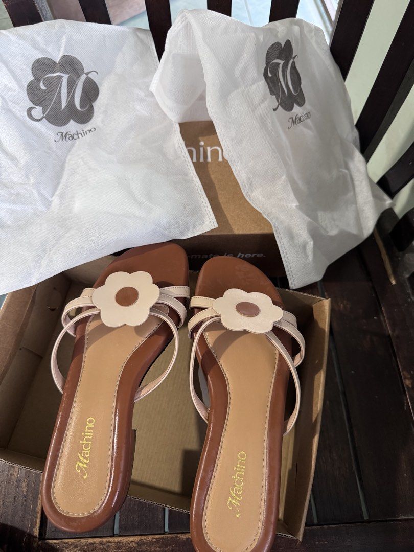 Itsmachino (Category: Sandals) located in Kuantan. Submitted by _izah389. (Listing ID 1447555289, Image 3). Description: DREAM IN HANA BEIGE FLATS Size Mac 36 I dah pakai a few time. Actually, kecil sikit dengan i sbb size standard i 37. Should be i ambil je size kasut biasa. If u are size 36, this is for u. I nak preloved dah. Memang sayang tapi kecil saiznya. Boleh nego lagi ye amd harga include postage dah.