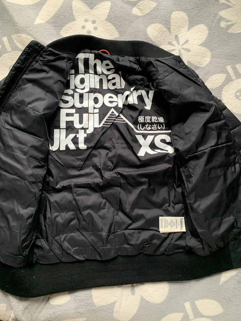Jacket （分類：外套及戶外衣服）位於 Hong Kong。 由 gd5gd404 提交（商品編號 1447550207，圖片 3）。簡介： 拉牌有些黐立立。