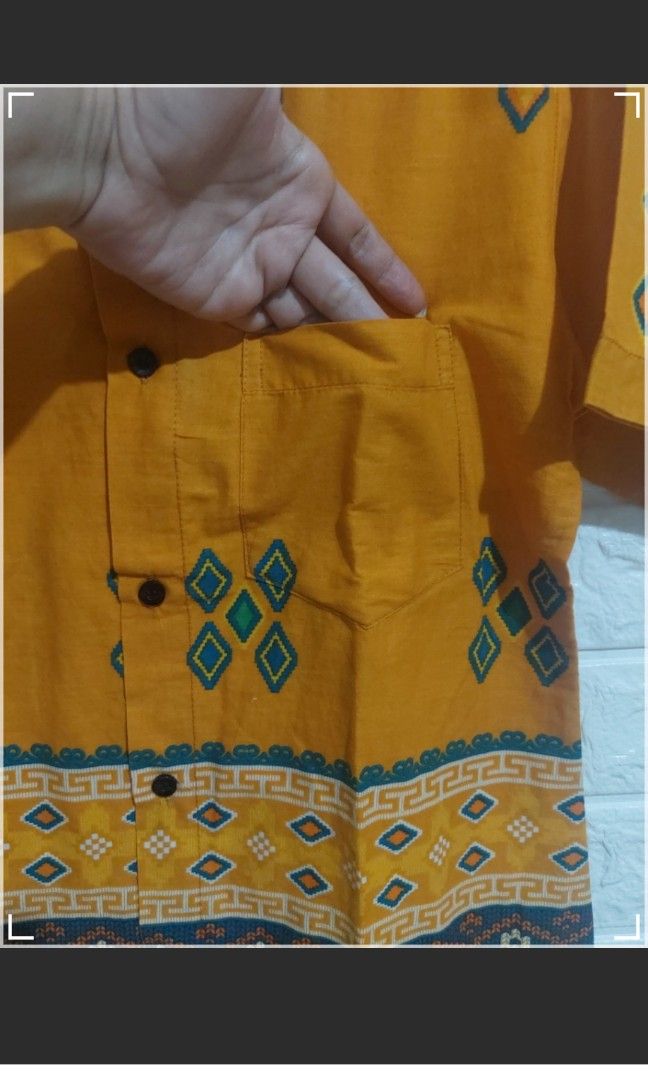 Kemeja Batik Remajq Adikusuno (Kategori: 8 hingga 12 tahun) berada di Depok. Dikirim oleh meandmy (ID iklan 1447629575, Gambar 3). Deskripsi: Kemeja batik Adikusumo warna kuning kunyit. Masih kaya baru karena memang jarang dipakai, buat ganti² Jumat batik doang. Dipakai anak saya kls 3 SMP di Penabur. Bagus banget buat anak yg kulitnya putih, kelihatan bersih n seger banget. Size S LD 46cm PB 68cm.