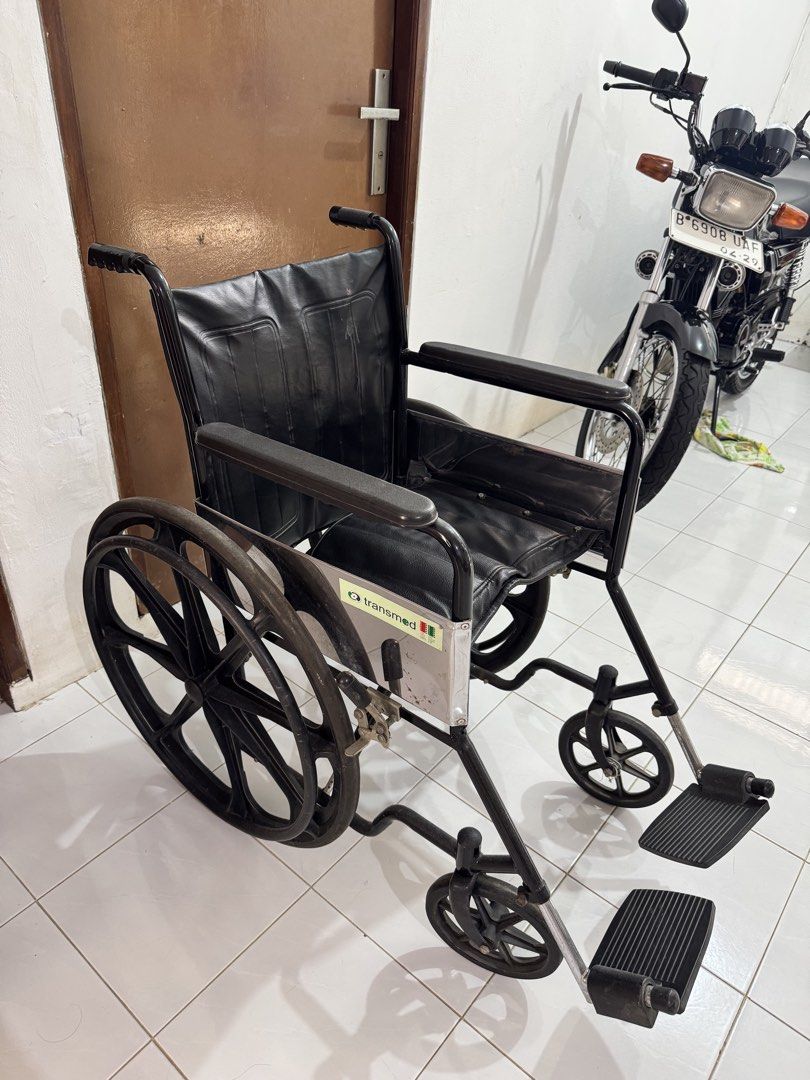 Kursi roda (Kategori: Komunitas) berada di Jakarta Barat. Dikirim oleh BerzaClothes (ID iklan 1447582056, Gambar 1). Deskripsi: kursi roda dengan bahan besi tebal kursi tebal empuk dan tidak ada yang kelopek kulit nya kondisi mulus 90% di foto hanya kotor COD langsung datang ke lokasi Bojong indah cengkaren rawa buaya jakarta barat.