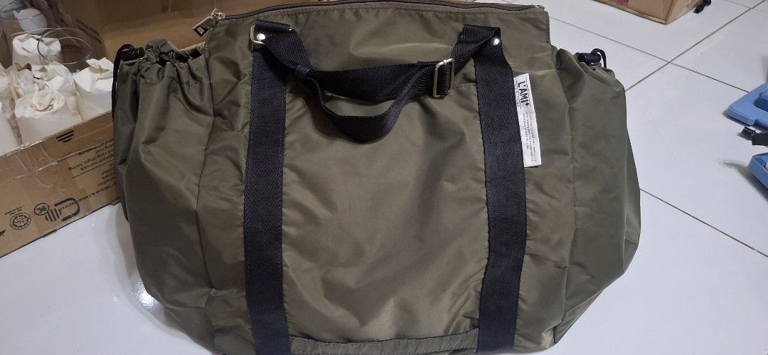 L'AMI+ Tote Bag Khaki Green (Category: Tote Bags) located in Manila. Submitted by youngcloud_b1fffa (Listing ID 1447655666, Image 2). Description: - Khaki green L'AMI+ tote bag - Main zip compartment for secure storage - Two side pockets with adjustable drawstring closure - Durable handles for comfortable carrying - Detachable and adjustable shoulder strap for versatility - Spacious interior, ideal for everyday essentials or travel needs "R&B Mix