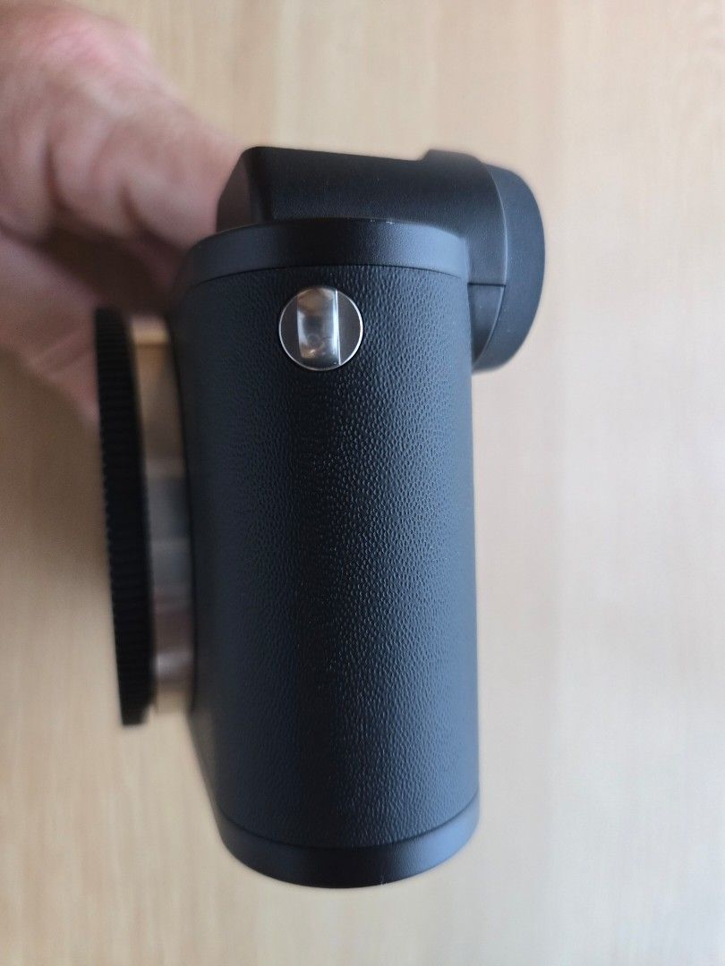 Leica CL Digital camera （分類：相機）位於 Hong Kong。 由 william_fung11 提交（商品編號 1447578720，圖片 3）。簡介： This Leica CL digital was bought from Leica in 2024. Previous CL was defective and sent to Leica Germany for service. It was later reported that the defective camera could not be repaired and Leica offered a replacement (probably a refurbished) at a discount. Seldom used after returned from Germany and in mint condition. With 2 Leica original batteries, cha