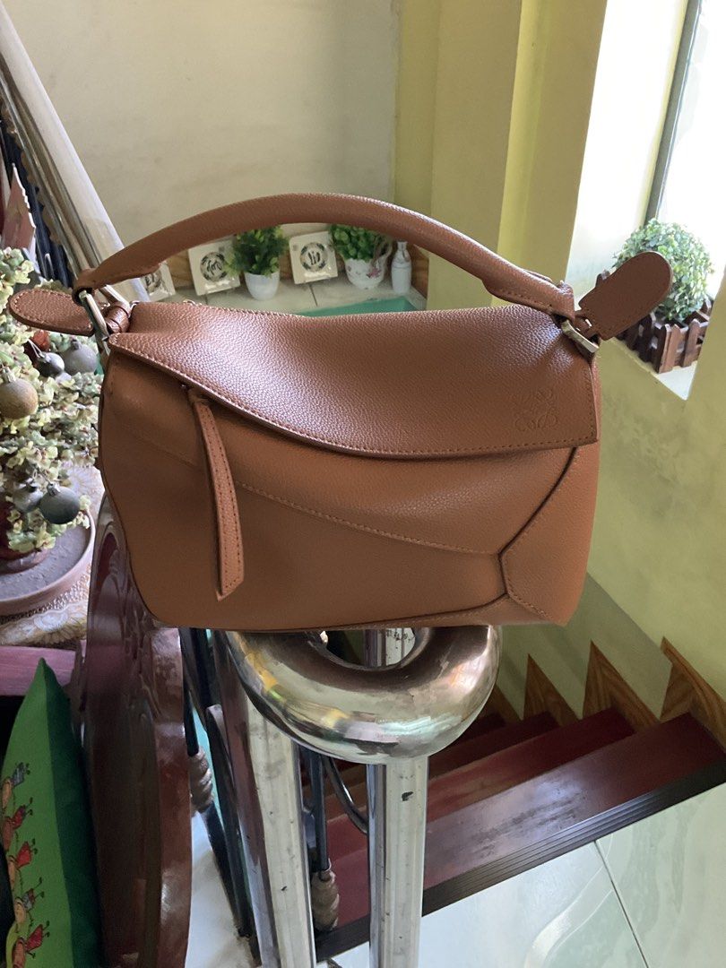 Loewe Small Puzzle Edge (Category: Luxury Bags & Wallets) located in Cabuyao City. Submitted by gerlieluxurycloset2024 (Listing ID 1447480381, Image 1). Description: Loewe puzzle bag size: small color: brown/ konjac coded inclusion: dustbag only material: pebbled grained calfskin leather condtion: good as new Please Read⬇️ Last proce can be negotiated to sure buyers only! No return no refund once sold Shipping fee not included! Buy at your own ri