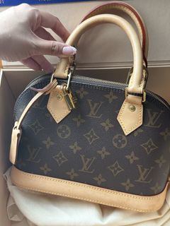 (Category: ) located in . Submitted by mvintage.singapore (Listing ID 1447581438, Image 1). Description: .