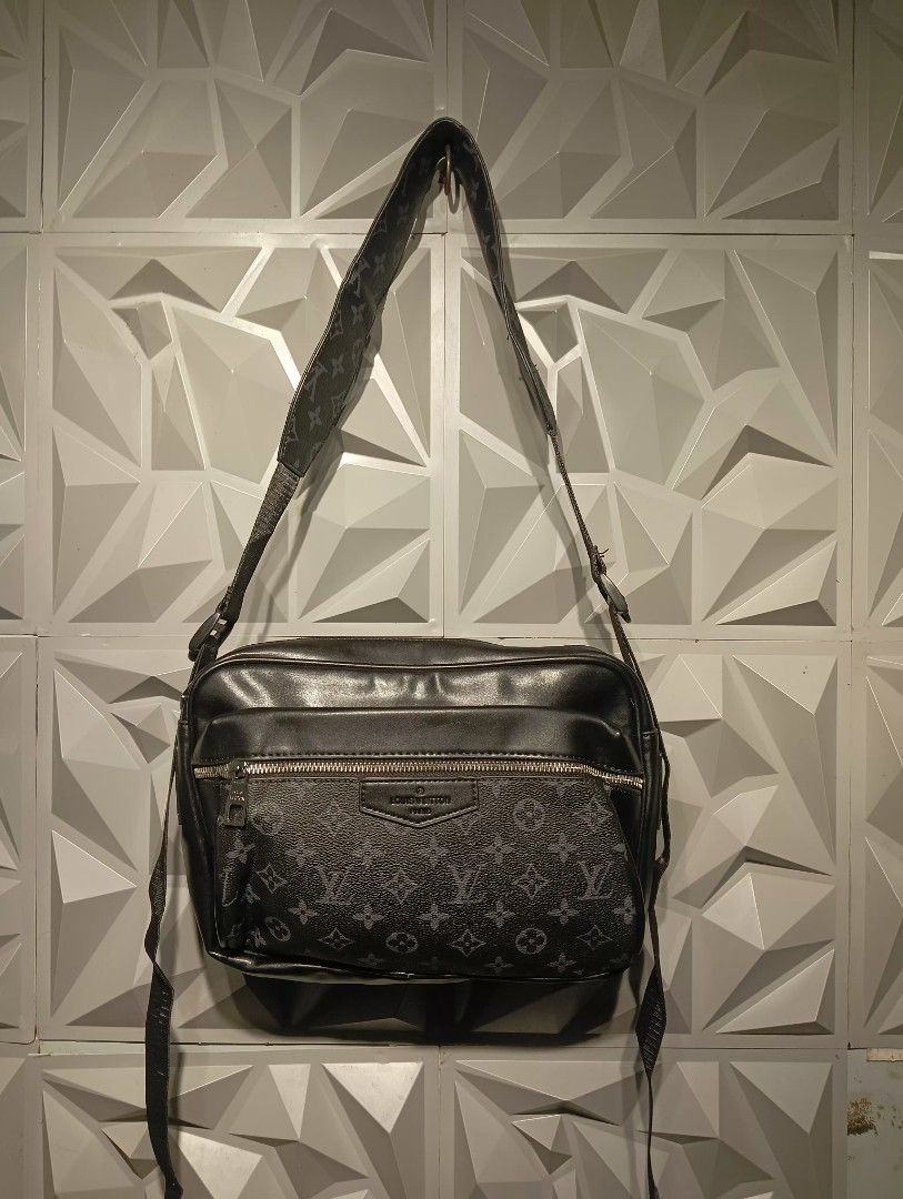 LV MESSENGER BAG (Category: Luxury Bags & Wallets) located in Baguio. Submitted by dnjthriftshop (Listing ID 1447594865, Image 1). Description: W/ DUSTBAG ONLY NEGO.