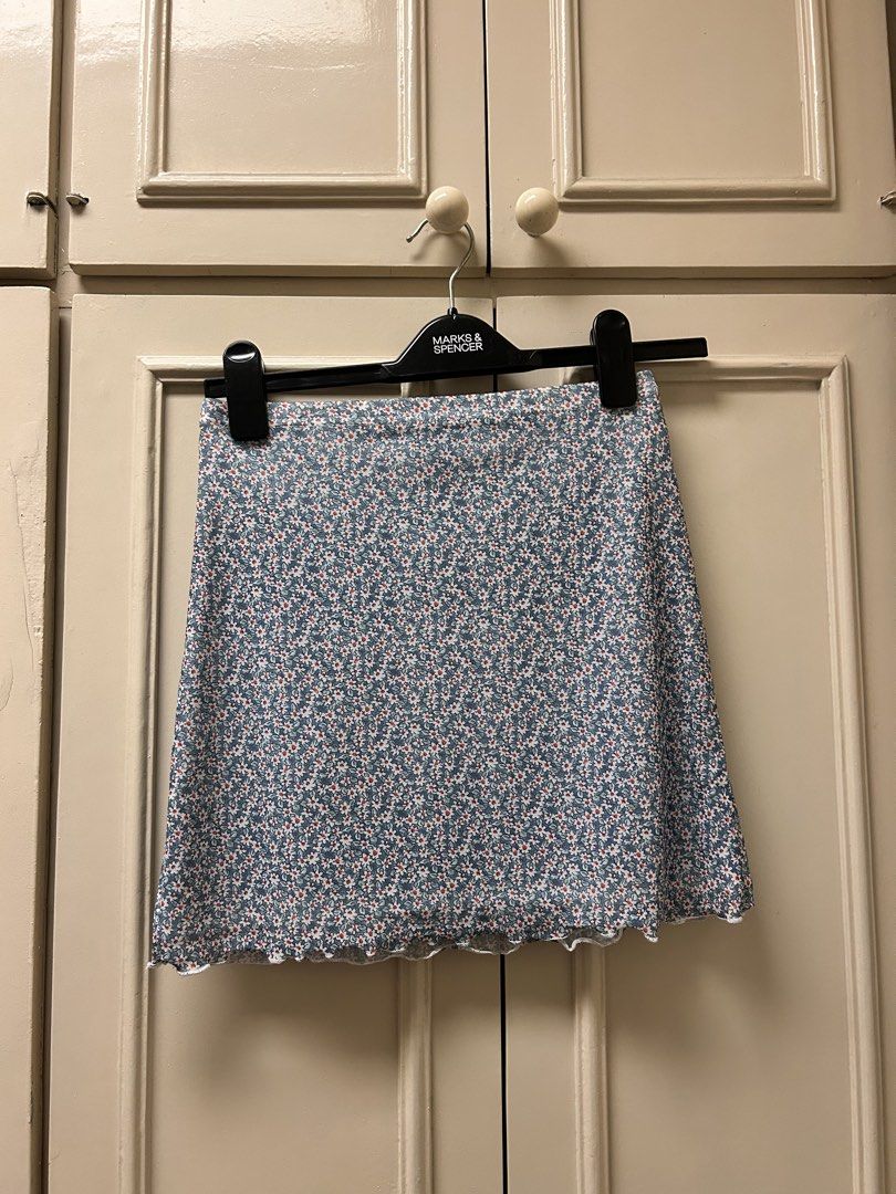 Shein Floral Mini Skirt (Category: Skirts) located in Muntinlupa City. Submitted by caradb (Listing ID 1447655120, Image 1). Description: - Cute blue mini skirt - Ditsy floral print - Lettuce hem edge - Versatile for casual or dressed-up looks.