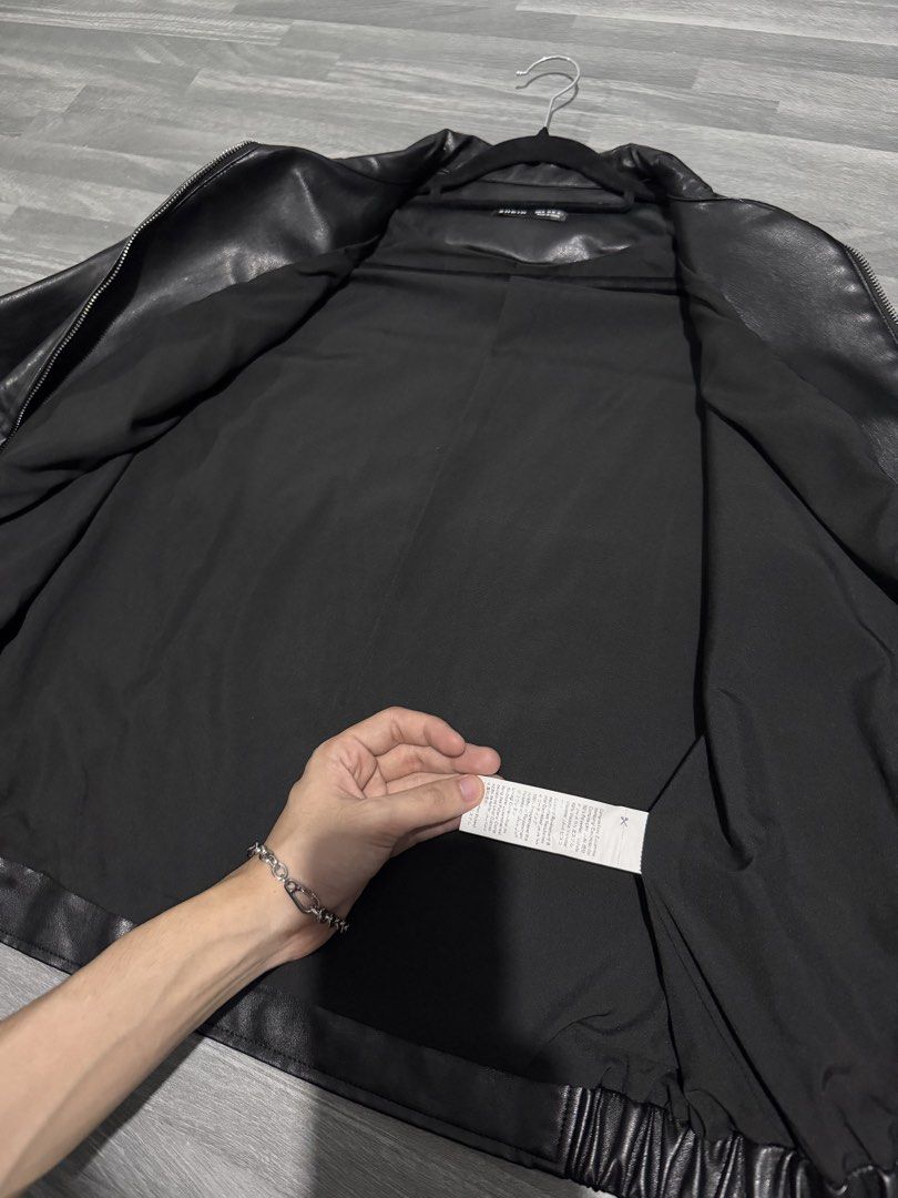 Men Black Leather Jacket (Category: Coats, Jackets and Outerwear) located in Valenzuela. Submitted by crldvdt (Listing ID 1447533068, Image 3). Description: Black Men Leather Jacket Brand new condition 22.5x24 inches.
