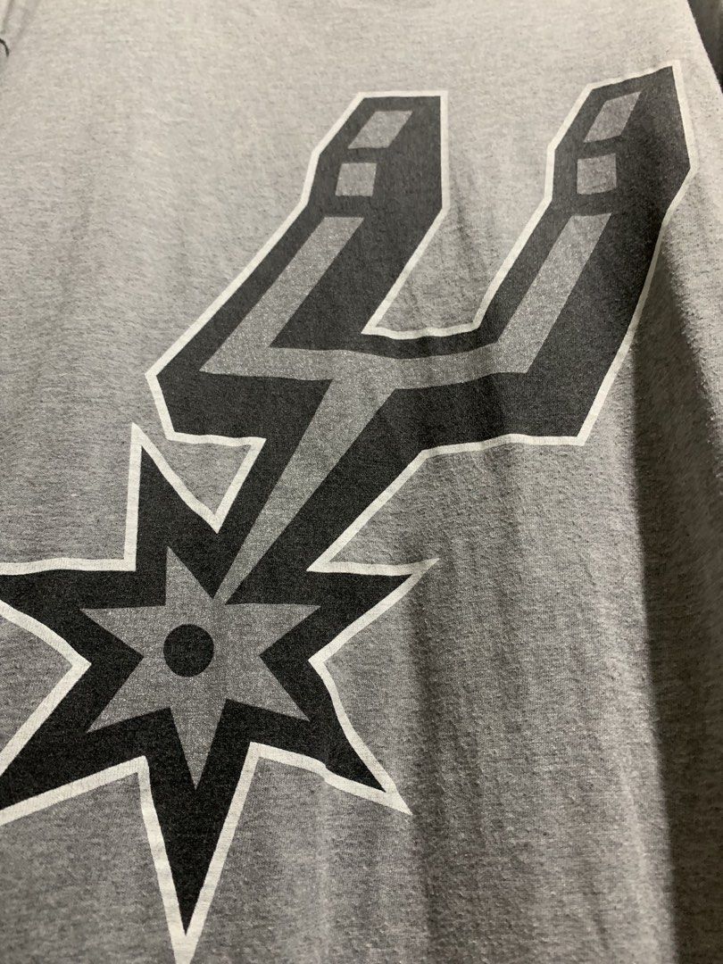 Mitchell & Ness San Antonio Spurs Classic Gray Tshirt (Category: Tshirts & Polo Shirts ) located in Malabon City. Submitted by solerevolutionph (Listing ID 1447626788, Image 2). Description: - Grey Mitchell & Ness T-Shirt - Features San Antonio Spurs logo - Size: Small - Material: 100% Cotton - Fit: Traditional - Made in Vietnam - Ideal for any Spurs fan! 8.5/10 17 x 27 DM me for sure buyer. ✅GCash/Maya/BDO/GoTyme for payment. ✅Shipping thru Lala