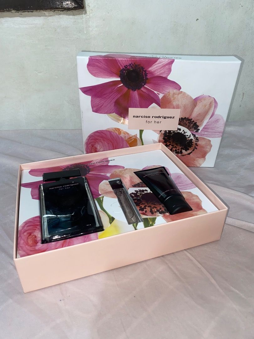 Narciso Rodriguez For Her Perfume Gift Set (Category: Fragrance & Deodorants) located in Caloocan City. Submitted by alieniaic (Listing ID 1447525781, Image 2). Description: - Narciso Rodriguez For Her Eau de Parfum Gift Set - Includes: Full-size perfume bottle, travel-sized spray, and body lotion - Features a beautiful floral design on the box - Ideal for gifting or personal indulgence.