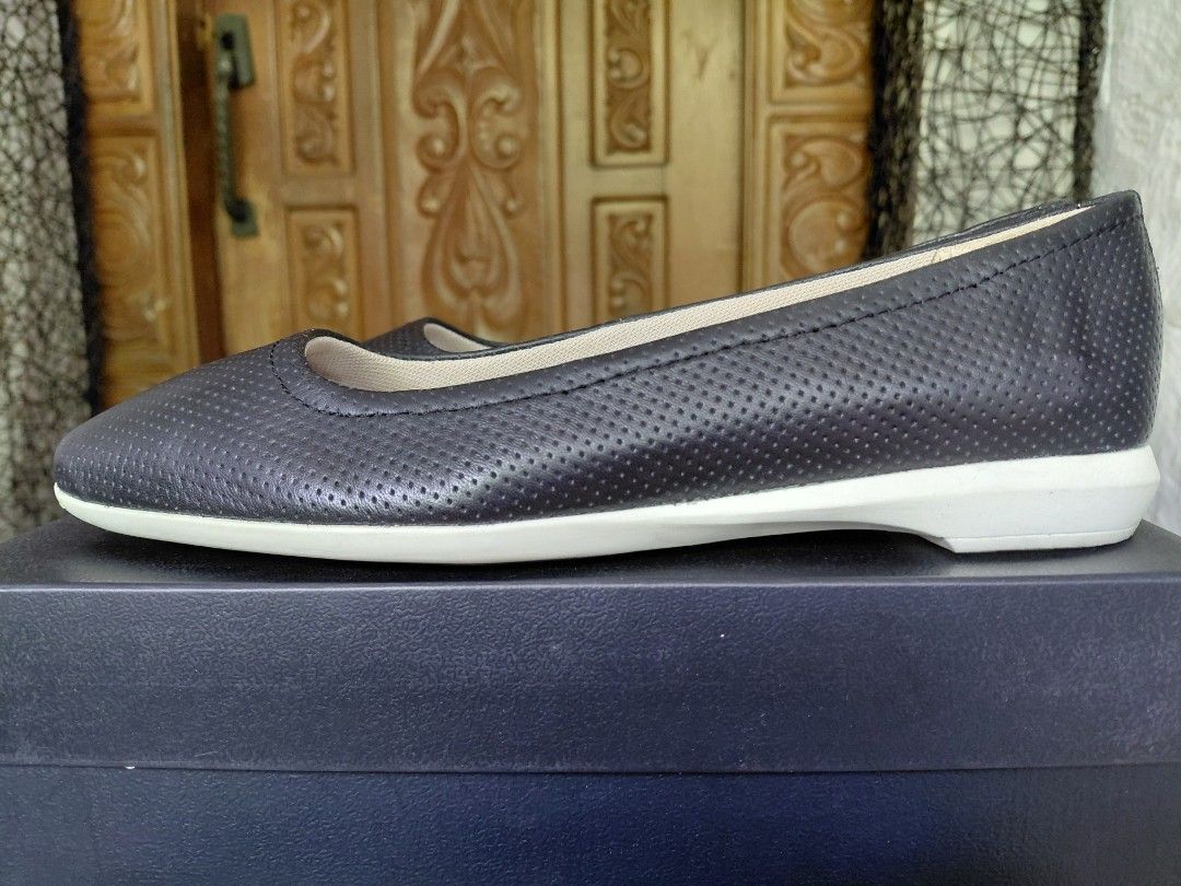 Naturalizer Alya Black Perf Ballet Flats (Category: Flats & Sandals) located in Pasig City. Submitted by aaa-choooo (Listing ID 1447649889, Image 2). Description: NATURALIZER ALYA - Size 8 - black with white soles - used only a few times in the office.