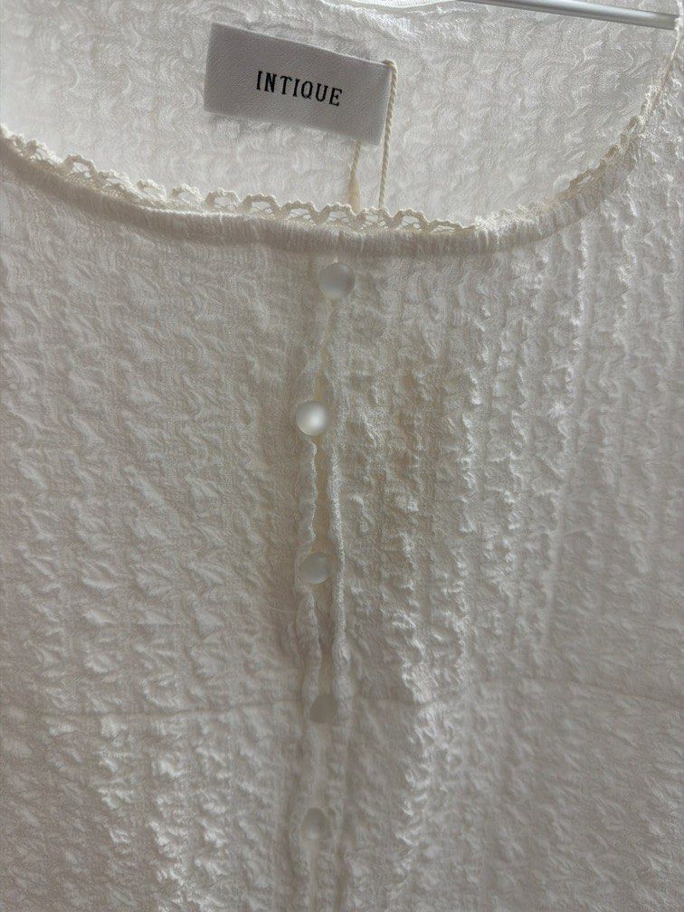 New Intique Top （分類：T-shirt）位於 Hong Kong。 由 momodikdik 提交（商品編號 1447600488，圖片 2）。簡介： Brand new Original price: $259。