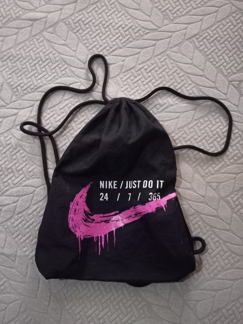 Nike Splash Drawstring (Category: Backpacks) located in Mangaldan. Submitted by harrapotter (Listing ID 1447619261, Image 2). Description: - Authentic Nike drawstring bag - Features iconic Nike swoosh with a vibrant pink graphic - Text detail: 'NIKE / JUST DO IT 24 / 7 / 365' - Convenient drawstring closure for quick access - Ideal for gym sessions, sports, or everyday errands - Simple, functional, and stylish design.