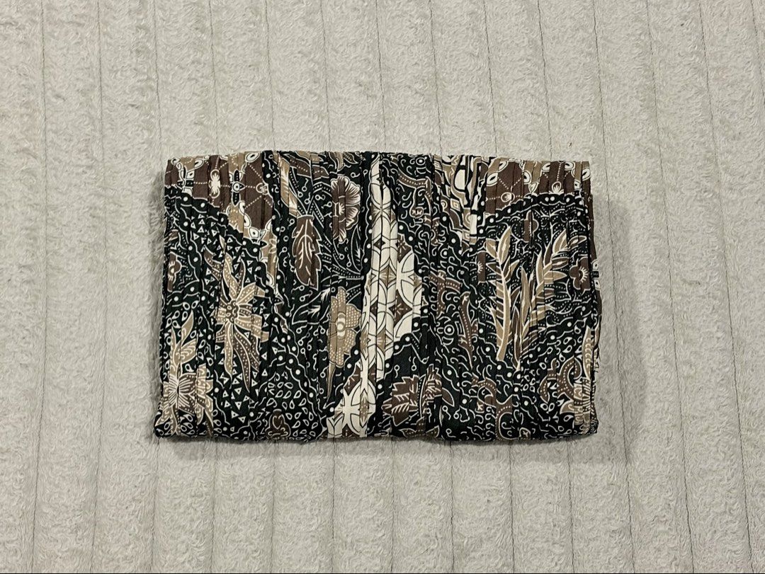 PLEATED BATIK SKIRT (Category: Bottoms) located in Dungun. Submitted by ndz0v (Listing ID 1447632278, Image 1). Description: pinggang getah.