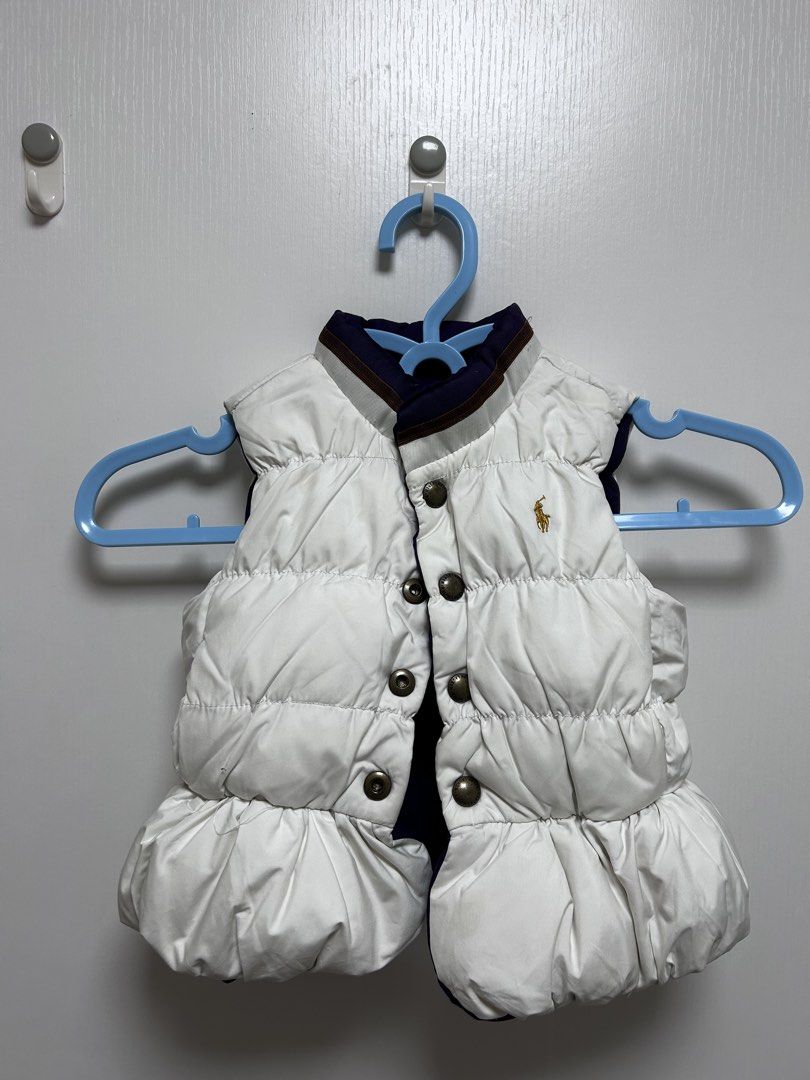 Polo Ralph Lauren 嬰兒反穿兩用背心 （分類：嬰兒及小童流行時尚）位於 Hong Kong。 由 elaine_beautyshop 提交（商品編號 1447619098，圖片 1）。簡介： Polo Ralph Lauren 嘅嬰兒背心，兩面都可以著。一面白色有金馬仔刺繡，另一面係深紫色有白色馬仔刺繡。領口有條紋裝飾，好有細節位。適合秋冬天著，保暖又靚仔。啱晒小朋友。。