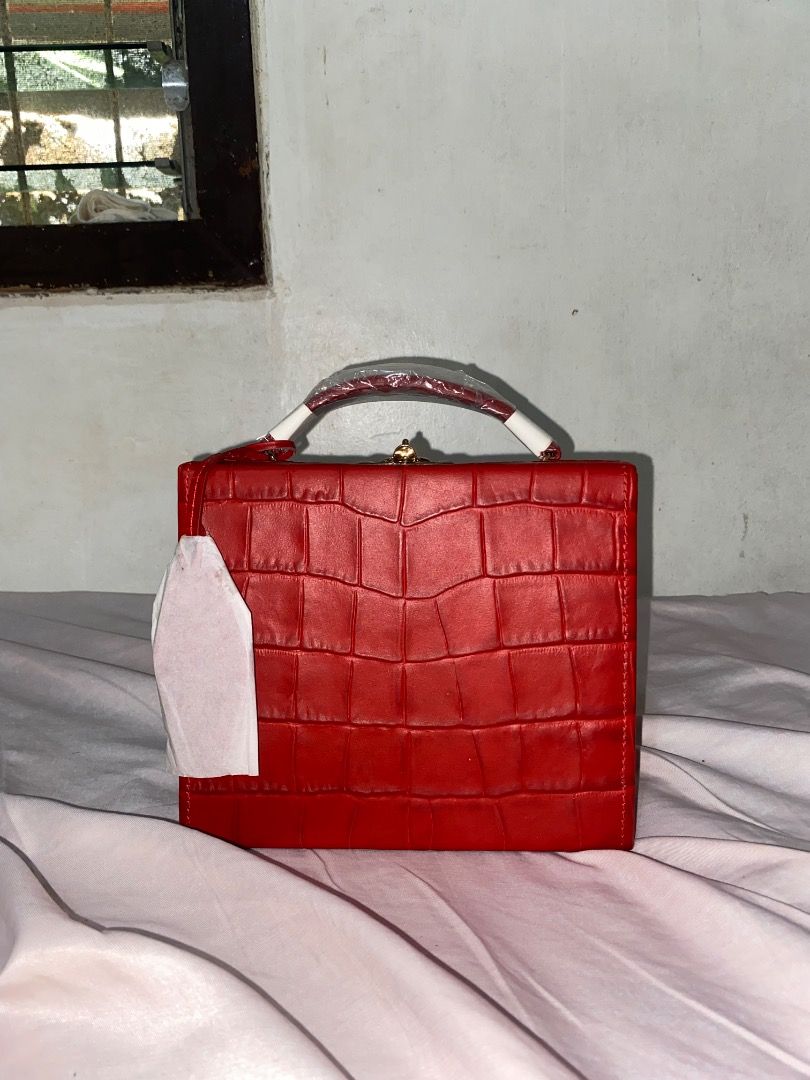 Pop&Suki original red croc leather box bag (Category: Luxury Bags & Wallets) located in Caloocan City. Submitted by alieniaic (Listing ID 1447524165, Image 3). Description: Original Pop&Suki red leather box bag, pristine condition, with tags..