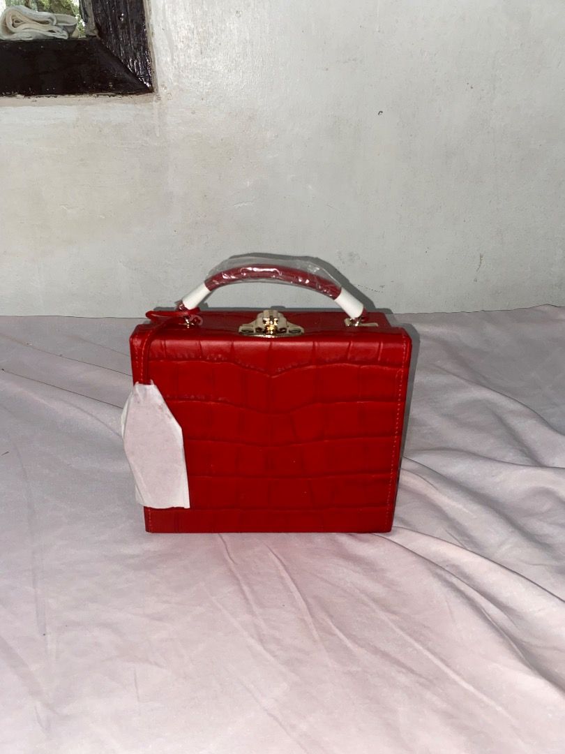 Pop&Suki original red croc leather box bag (Category: Luxury Bags & Wallets) located in Caloocan City. Submitted by alieniaic (Listing ID 1447524165, Image 2). Description: Original Pop&Suki red leather box bag, pristine condition, with tags..