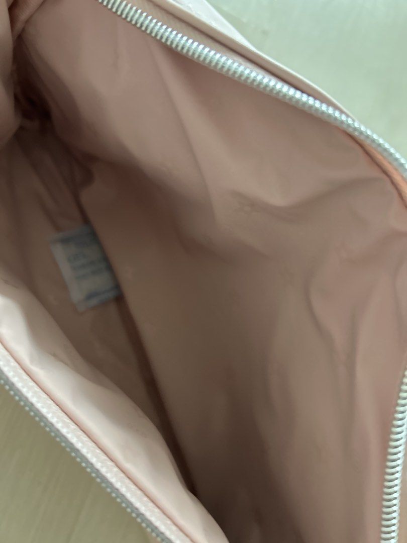 Pouch （分類：長銀包）位於 Hong Kong。 由 mcheng05 提交（商品編號 1447560607，圖片 3）。簡介： 。