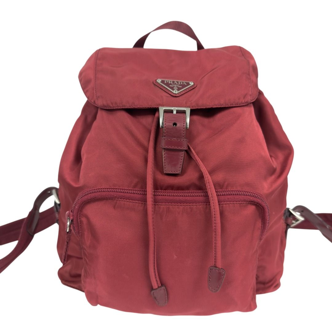 PRADA 中古 三角標 背包 （分類：手袋及銀包）位於 Hong Kong。 由 koomastyle 提交（商品編號 1447567600，圖片 3）。簡介： 新舊程度 (因人而異)：80% new *整體一般使用痕跡，但正常使用無問題 顏色：紅色 產品尺寸 (人手量度有可能存在1-2cm 誤差)：27.5CM X 30CM *可參考最尾圖有埋生活物品對比圖 配件：—。