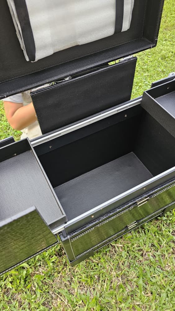 Professional Rolling Makeup Train Case with Wheels (Category: Makeup) located in Kuala Lumpur. Submitted by damia24 (Listing ID 1447559025, Image 3). Description: ✨ PRELOVED Makeup Toolbox Beroda ✨ 💄 Makeup Toolbox beroda (rolling makeup case) ✅ Keadaan: Tak pernah pakai (like new) ✅ Semua laci dan ruang simpanan berfungsi dengan baik. ✅ Sesuai untuk makeup artist, simpan alat solek, aksesori, atau barang kecantikan. 💰 Harga: RM100 sahaja 📍Bol