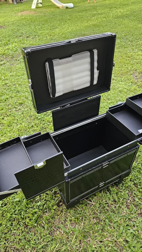 Professional Rolling Makeup Train Case with Wheels (Category: Makeup) located in Kuala Lumpur. Submitted by damia24 (Listing ID 1447559025, Image 2). Description: ✨ PRELOVED Makeup Toolbox Beroda ✨ 💄 Makeup Toolbox beroda (rolling makeup case) ✅ Keadaan: Tak pernah pakai (like new) ✅ Semua laci dan ruang simpanan berfungsi dengan baik. ✅ Sesuai untuk makeup artist, simpan alat solek, aksesori, atau barang kecantikan. 💰 Harga: RM100 sahaja 📍Bol