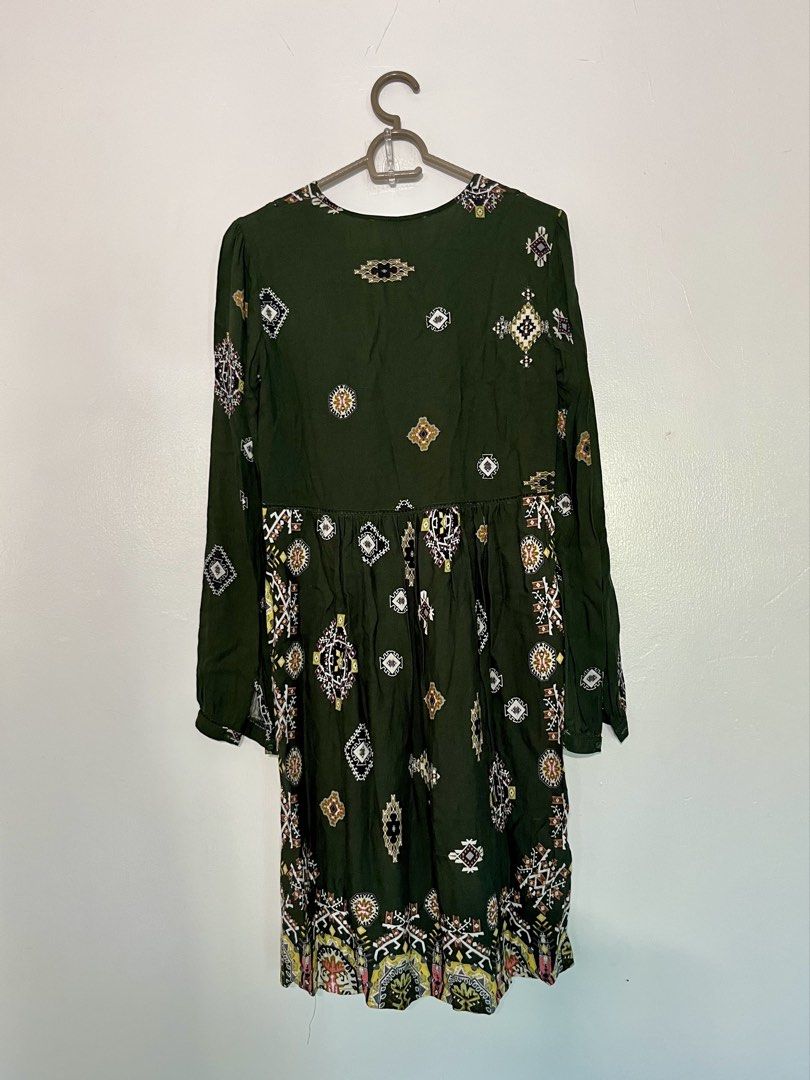 Promod Boho Print Long Sleeve Dress (Category: Dresses) located in Marikina City. Submitted by taylorm31 (Listing ID 1447675068, Image 2). Description: Promod long sleeve dress in a rich dark green shade with eye-catching bohemian-inspired geometric and tribal prints. Designed with a flattering V-neckline, empire waist, and softly gathered skirt for an easy, feminine silhouette. Brand: Promod (Boutique Française) Color: Dark Green Multi Style: Bo