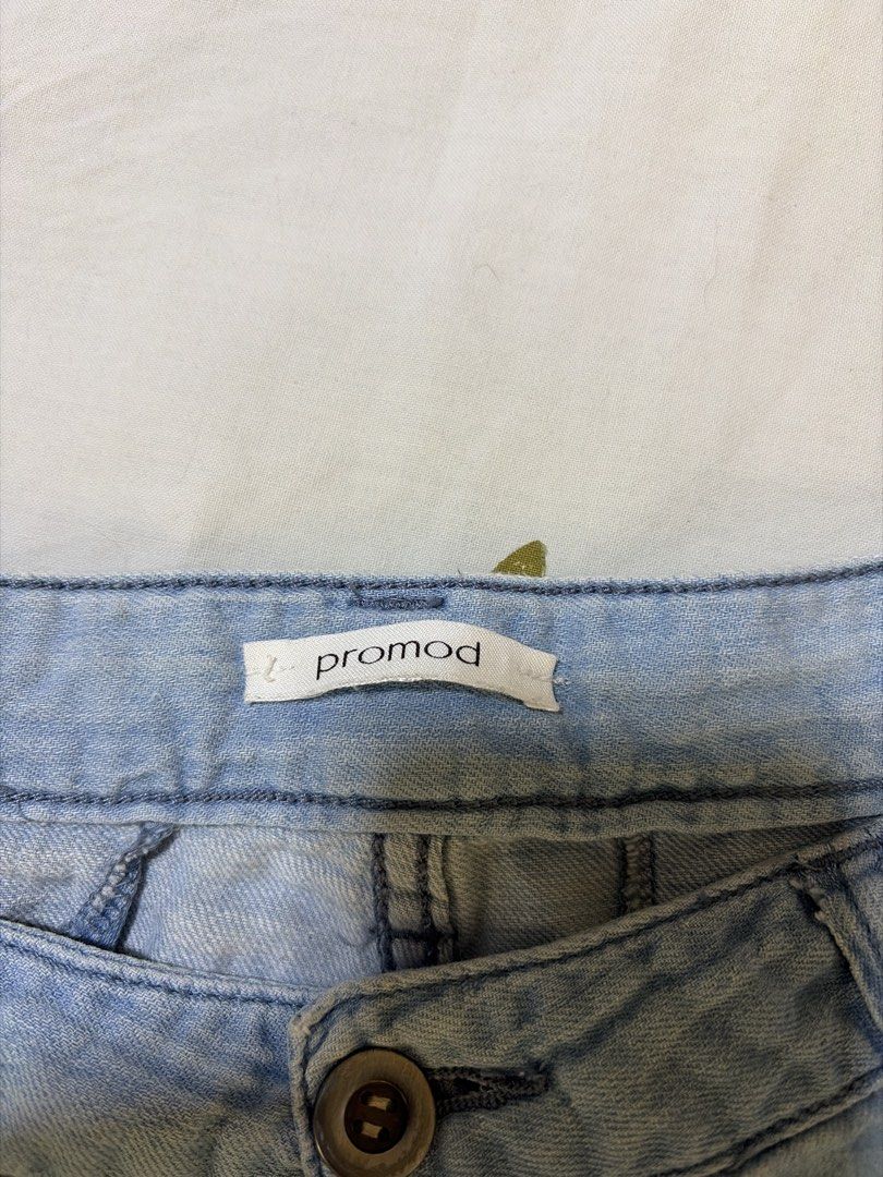 Promod Light Blue Chambray Wide Leg Pants (Category: Jeans) located in Quezon City. Submitted by cynlchan (Listing ID 1447543573, Image 2). Description: - Light blue chambray pants from Promod - Wide leg style - Button and zip closure at the front - Two side pockets - Comfortable and breezy for everyday wear - Great for casual outings Waist 30” Length 40”.