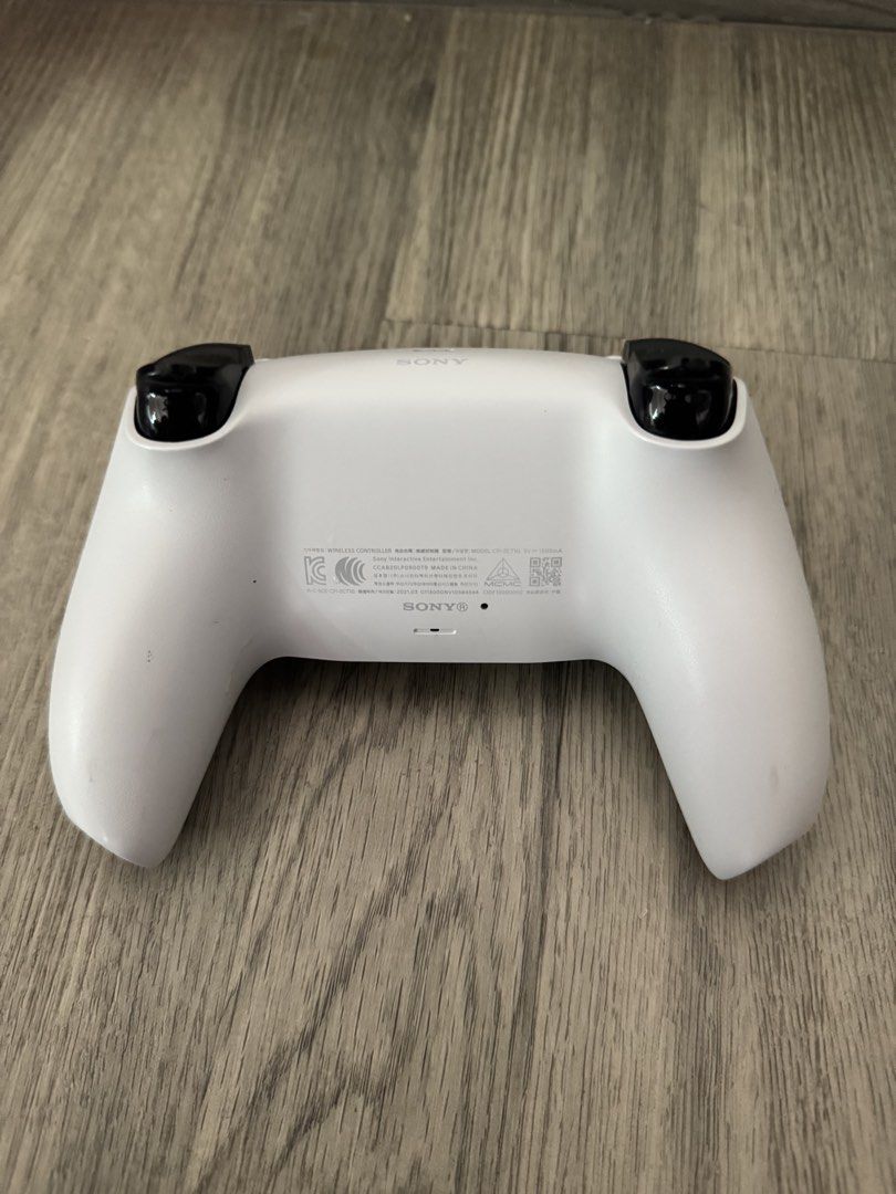 PS5 Controller (Category: Controllers) located in Singapore. Submitted by buynsellnbuy22 (Listing ID 1447522379, Image 2). Description: Spare controller.