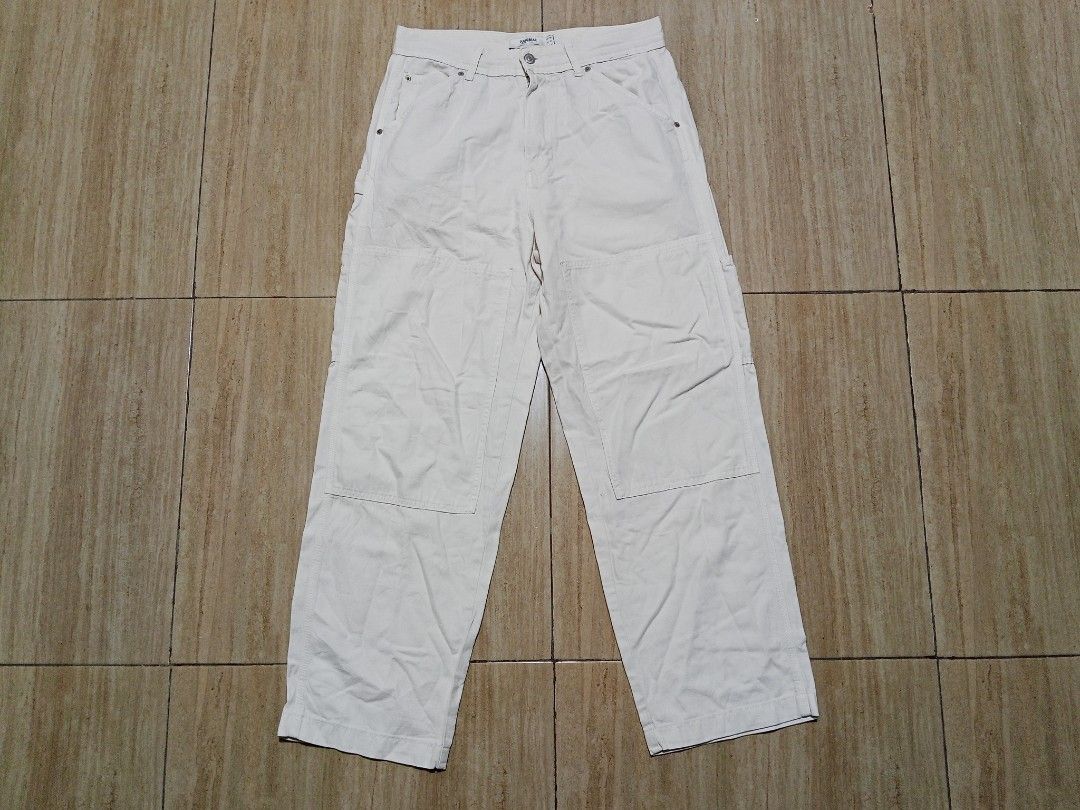 Pull & Bear Cream Carpenter Pants (Category: Jeans) located in Glan. Submitted by cpaharodde48008 (Listing ID 1447525611, Image 2). Description: - Cream colored carpenter pants from Pull & Bear - Straight leg fit - Features side and back pockets - Detailed stitching throughout - Ideal for casual outfits - Fits like a size M (check measurements for best fit) FS ➡️Carpenter Cargo pants ➡️Excellent condition ➡️Color rate 9.5/10 ➡️Med to large ➡️Widt