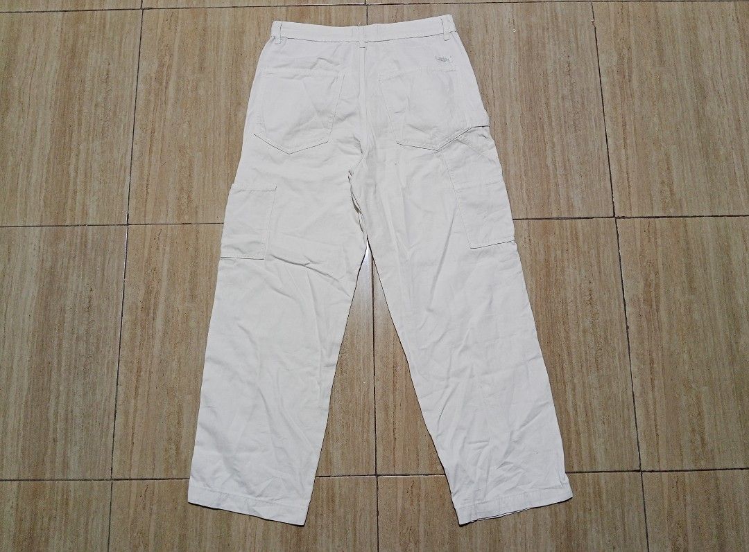 Pull & Bear Cream Carpenter Pants (Category: Jeans) located in Glan. Submitted by cpaharodde48008 (Listing ID 1447525611, Image 3). Description: - Cream colored carpenter pants from Pull & Bear - Straight leg fit - Features side and back pockets - Detailed stitching throughout - Ideal for casual outfits - Fits like a size M (check measurements for best fit) FS ➡️Carpenter Cargo pants ➡️Excellent condition ➡️Color rate 9.5/10 ➡️Med to large ➡️Widt