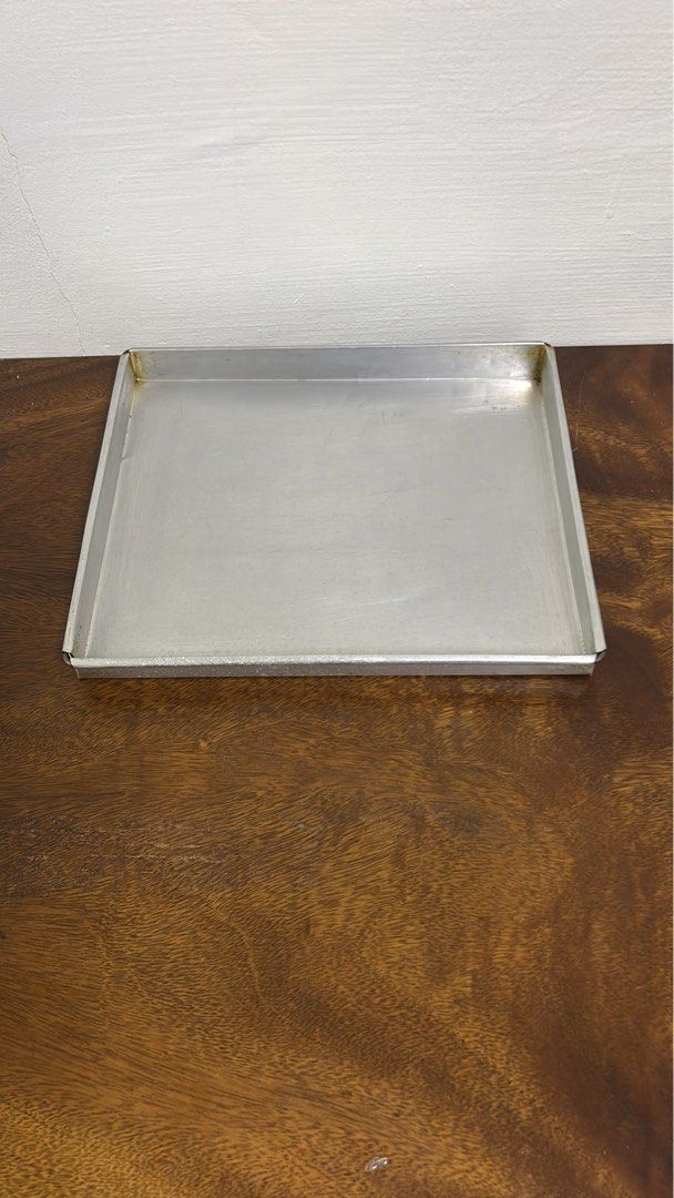 Rectangle baking tray (Category: Bakeware) located in Singapore. Submitted by yenshao (Listing ID 1447597997, Image 1). Description: Rectangle baking tray Measurement in mm 300(L) x 260(W) x 30(H).