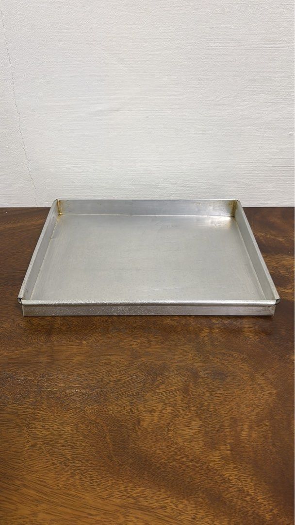 Rectangle baking tray (Category: Bakeware) located in Singapore. Submitted by yenshao (Listing ID 1447597997, Image 2). Description: Rectangle baking tray Measurement in mm 300(L) x 260(W) x 30(H).