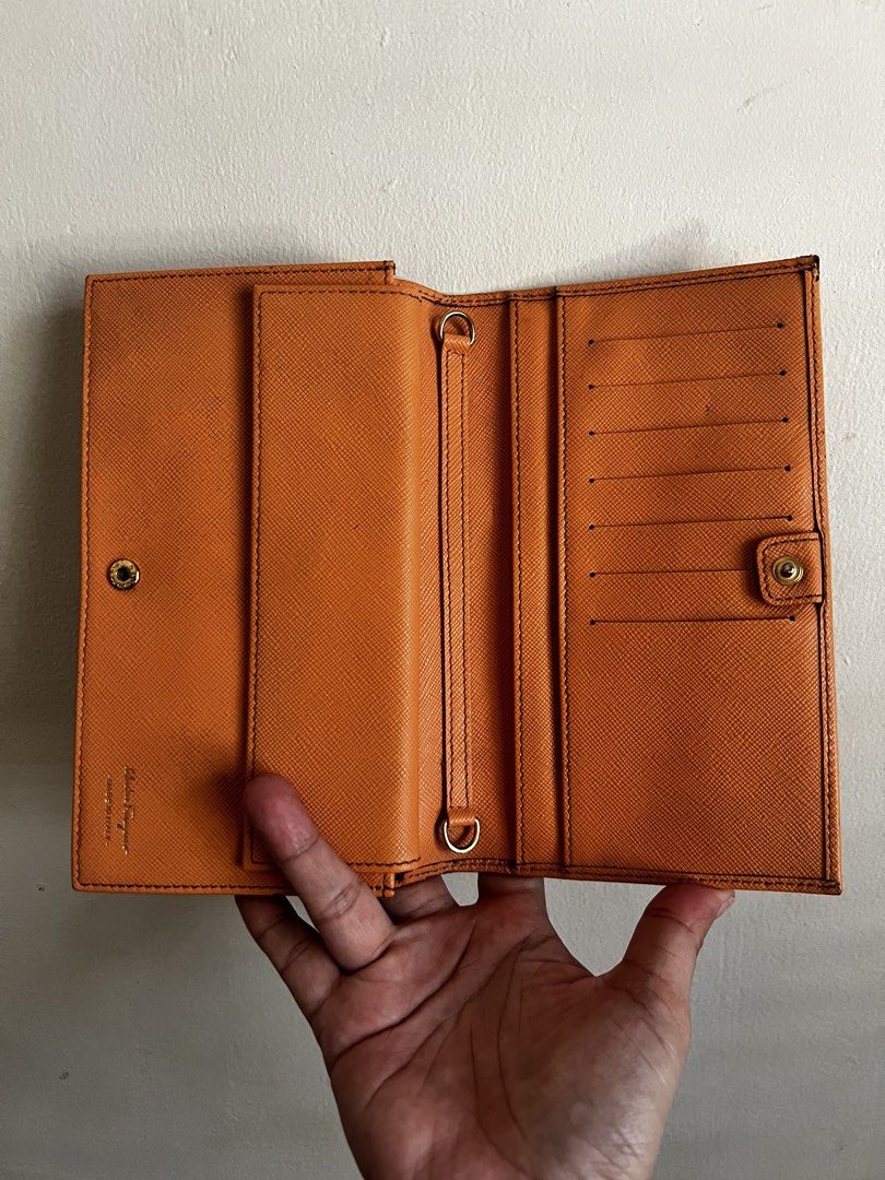 Salvatore Ferragamo sling wallet (Category: Luxury Bags & Wallets) located in Valenzuela. Submitted by dianzskiyo (Listing ID 1447492323, Image 3). Description: 🍊 AUTHENTIC Salvatore Ferragamo wallet on chain 🍊 LOCATION : VALENZUELA 🎀AVAILABLE! SOLD ITEMS ARE MARKED OR DELETED🎀 Preloved 📍 what you see is what you get 📍 Managed ur expectation - this is preloved 📍 Slightly negotiable 📍 All details were already posted (pls check photos para 