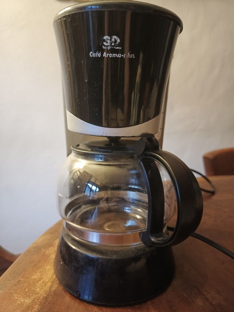 3D Cafe Aroma-Plus Drip Coffee Maker (Category: Coffee Machines & Makers) located in Pasay City. Submitted by djstevenlove (Listing ID 1447580791, Image 1). Description: - Black drip coffee maker - Brews up to 5 cups - Glass carafe with handle - Water level indicator on the side - Front power switch - Minor signs of use on lid and filter holder.