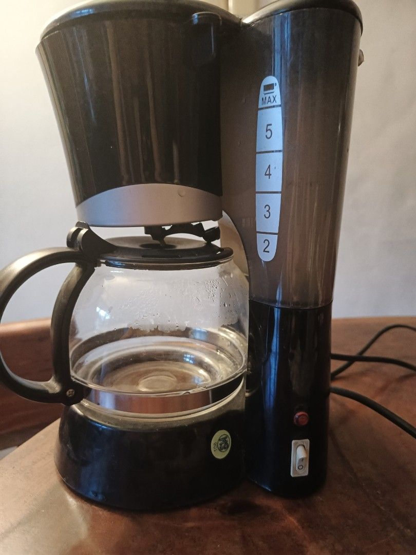 3D Cafe Aroma-Plus Drip Coffee Maker (Category: Coffee Machines & Makers) located in Pasay City. Submitted by djstevenlove (Listing ID 1447580791, Image 2). Description: - Black drip coffee maker - Brews up to 5 cups - Glass carafe with handle - Water level indicator on the side - Front power switch - Minor signs of use on lid and filter holder.