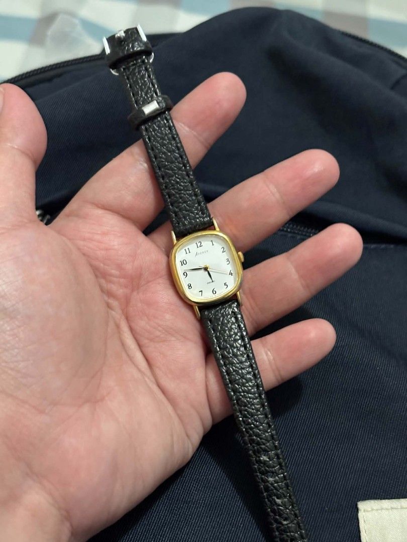 Seiko Avenue Tank Watch (Category: Luxury Watches) located in Rizal. Submitted by masterwatch_192 (Listing ID 1447585714, Image 3). Description: Seiko Avenue Tank Watch 20x22mm Clear glass Faded gold Replace strap As is 2000.