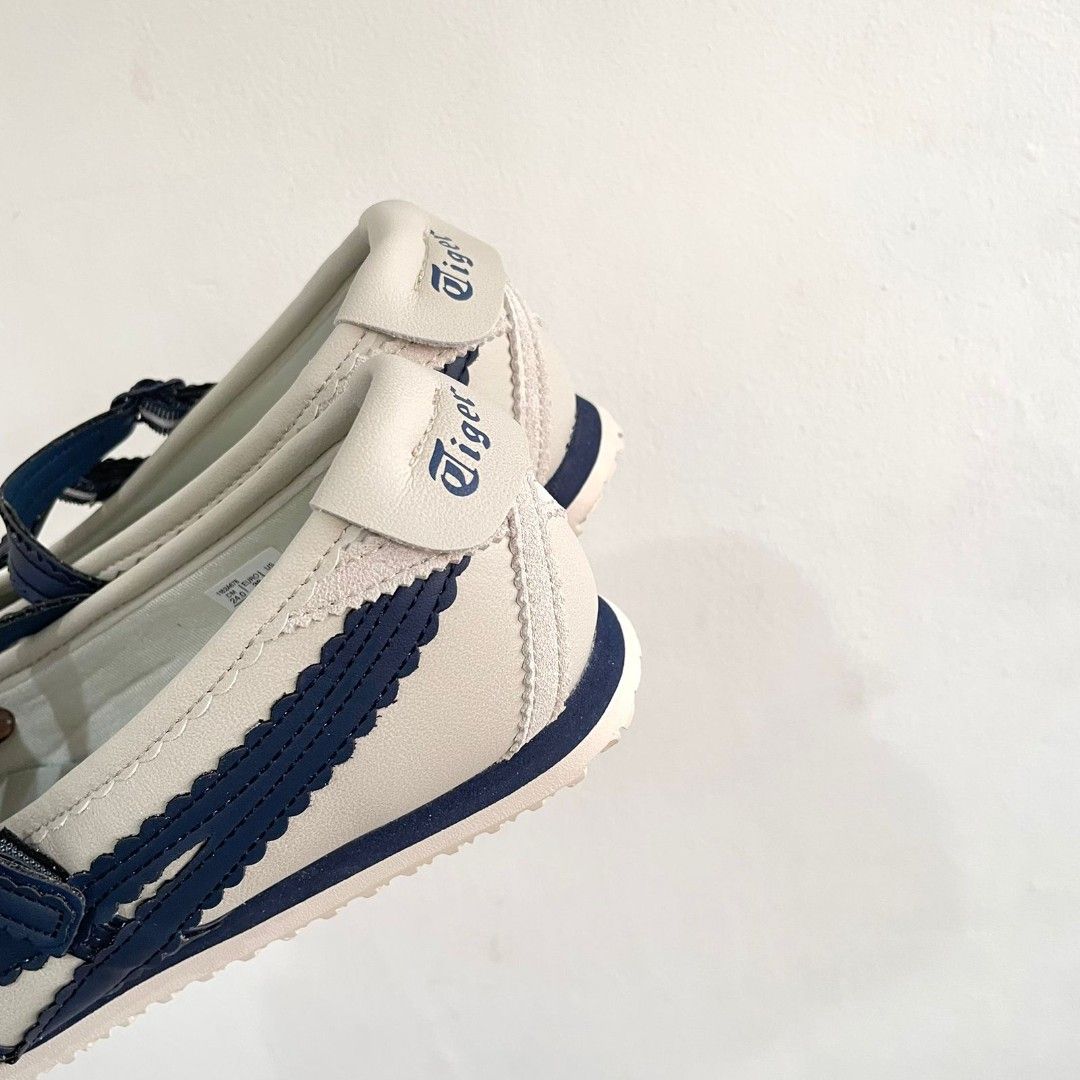 Sepatu Onitsuka Tiger Ballet (Kategori: Sepatu Wanita) berada di Semarang. Dikirim oleh nauraolshop123 (ID iklan 1447482230, Gambar 3). Deskripsi: ONITSUKA T*GER 02 BALLET Available in White Navy Size ready 35-40 Details * A slip-on style with straps that features a slim, elegant silhouette and flower-cut * Crossed heel reinforcement and heel flap * Adjustable buckle with three settings for a personalized fit * Spacious design around the toes for