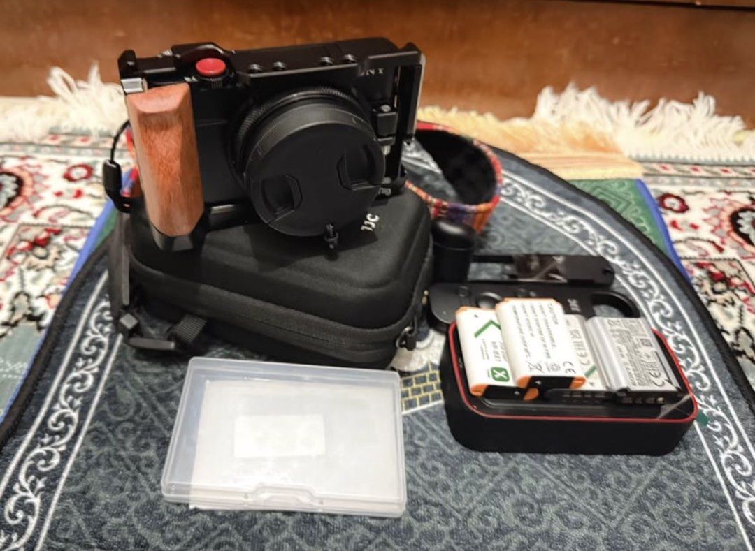 Sony RX100VII Mark 7 (Category: Cameras) located in Bayan Lepas. Submitted by zulfadhli_zain9423 (Listing ID 1447594119, Image 2). Description: ###Condition 10/10 Used ~ Like new •Extra 3 battery •Smallrig Cage •UV lens filter •Lens cover •Portable bag •Remote JJC •Battery charger Negotiatable Cod Bayan Baru .