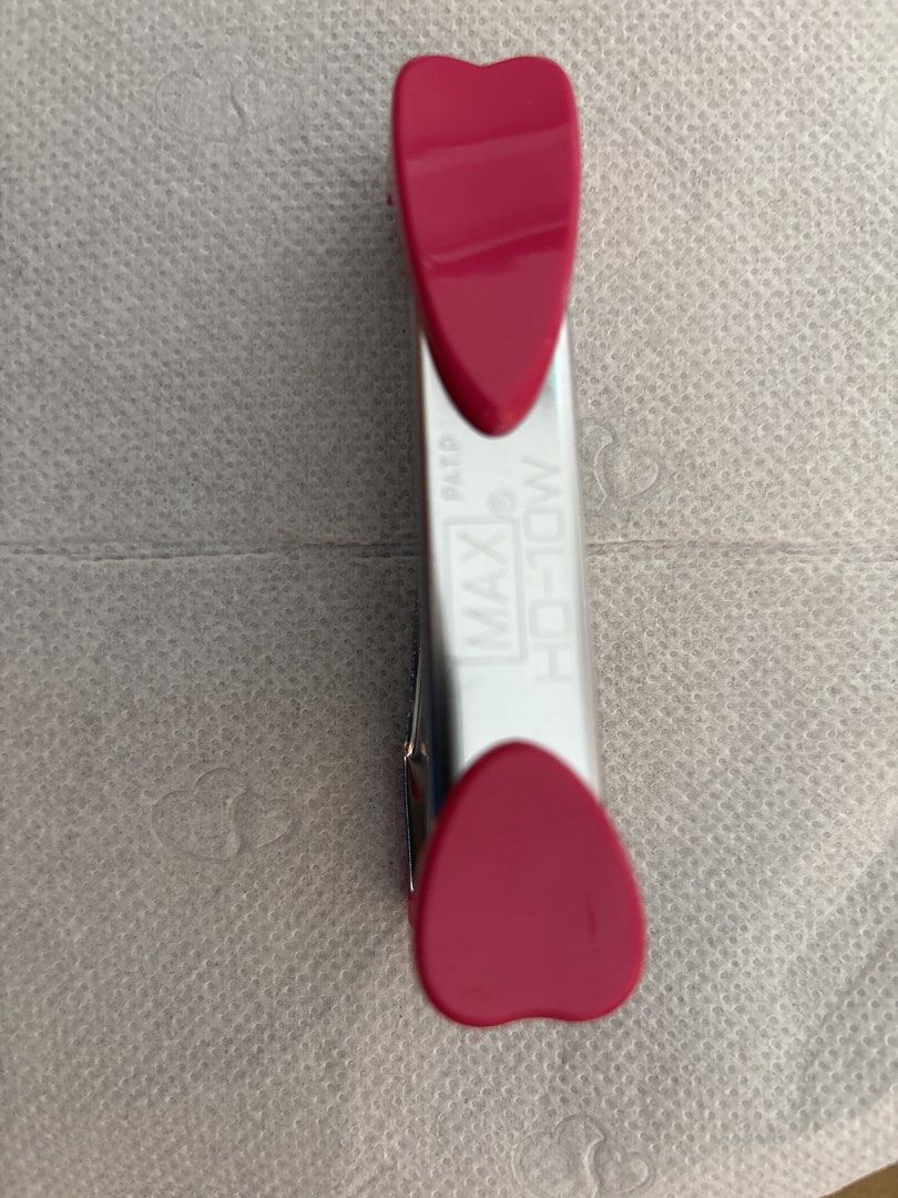 Stapler (Category: Stationery & School Supplies) located in Singapore. Submitted by esxter (Listing ID 1447550134, Image 8). Description: Brand new staplers Buy 4 for $15 Have different colours.