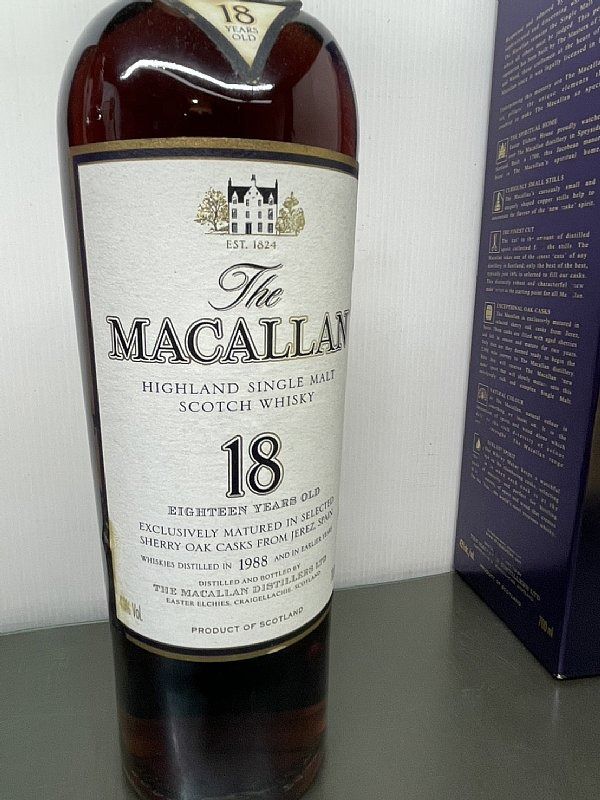 The Macallan 18 Years Old Highland Single Malt Scotch Whisky 1988 Vintage 麥卡倫18年 （分類：酒精飲料）位於 Hong Kong。 由 kipchoge 提交（商品編號 1447558232，圖片 2）。簡介： The Macallan 18 Years Old Highland Single Malt Scotch Whisky 1988 Vintage 麥卡倫18年 狀況如圖，完美主義謹慎 罕有收藏。