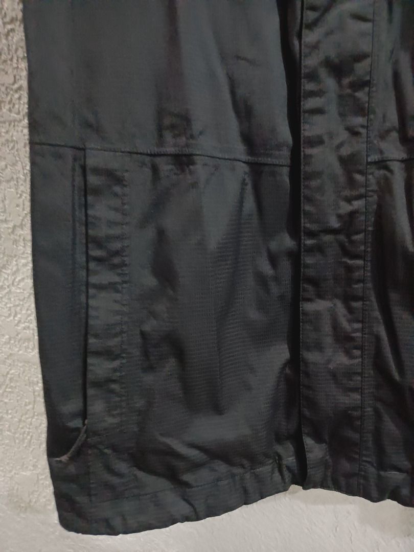 (PRICE DROP) - THE NORTH FACE TRICLIMATE OUTER SHELL JACKET (Category: Coats, Jackets and Outerwear) located in Calamba. Submitted by rootsph (Listing ID 1447651988, Image 2). Description: Details: Fits Large. Dimes: 22.5W x 29L Color: Black Condition: Excellent, light scratch underside of right ribbing (see photo), complete tags Please manage your expectation, item being sold is preloved and not brand new unless stated otherwise. Major and minor