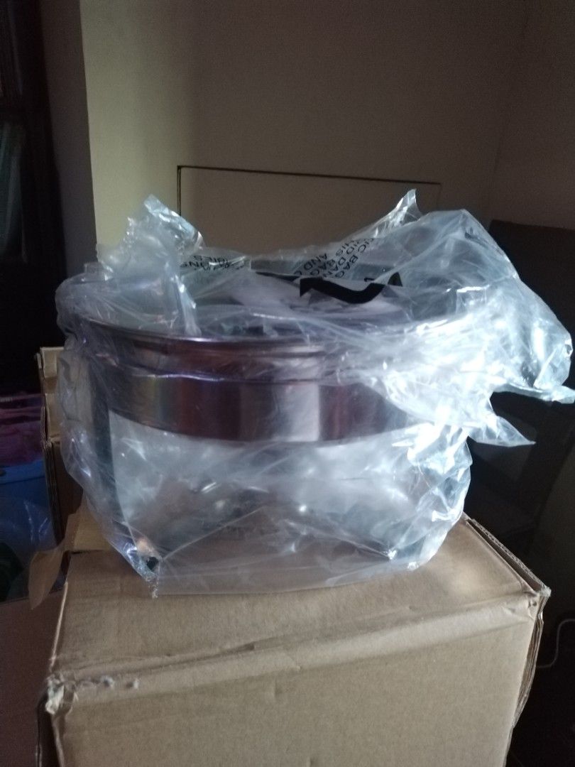 Thermacore 4 Quarter Chafing Dish (Category: Wine Cellar & Storage) located in Paranaque City. Submitted by KiwiyaDecluts (Listing ID 1447569536, Image 1). Description: 1200 each (you can make offers po) There are 4 of these 2 is brand new and the other is used only once 11Inches in diameter and 2inches deep para po sa lutuan Original Thermacore Chafing Dish Suitable for Party Dining or Events PM for inquiries Feel free to make an offer Shipping 