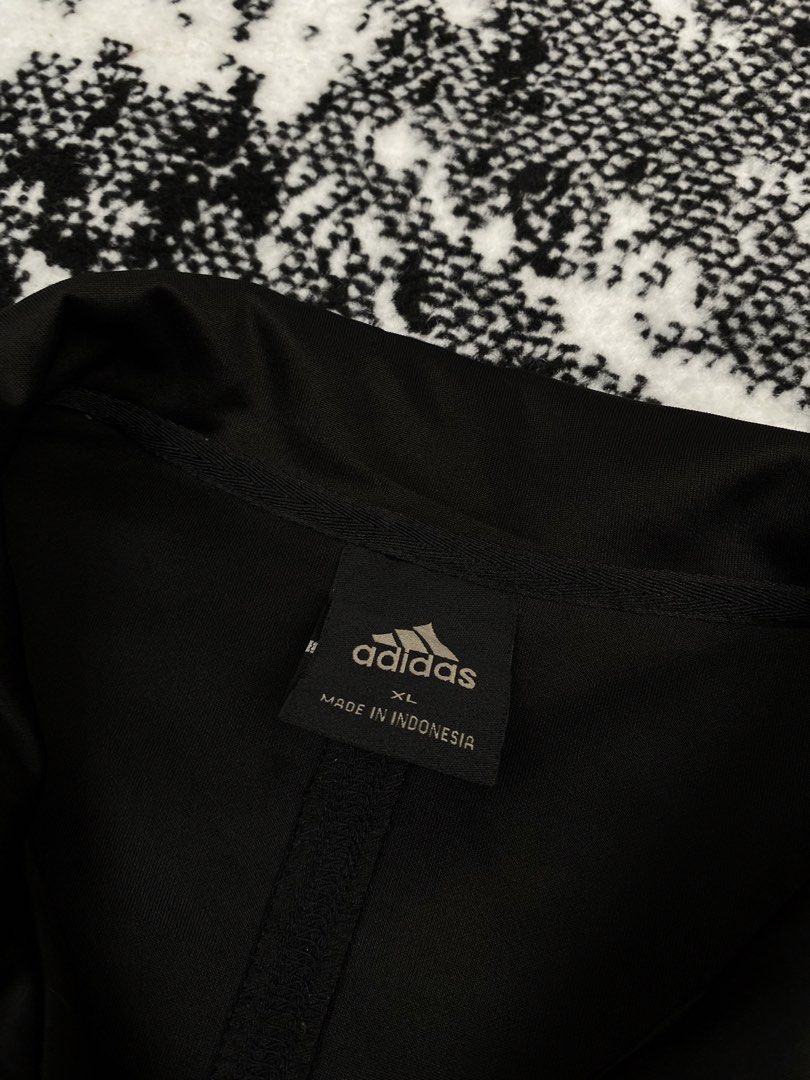 TRACKTOP (Kategori: Olshop Pria) berada di Bandung. Dikirim oleh jb.thriftshop (ID iklan 1447571629, Gambar 3). Deskripsi: TRACKTOP Size XL (70x57) Good Condition.
